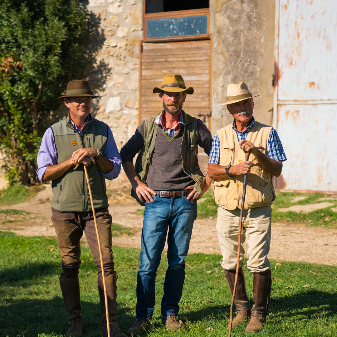 Die Mariotti Familie, unsere Landwirte aus der Toskana, bei der sorgfältigen Arbeit auf ihrem Bauernhof. Sie stehen für Generationen von Tradition und die Herstellung unseres ragu bolognese.