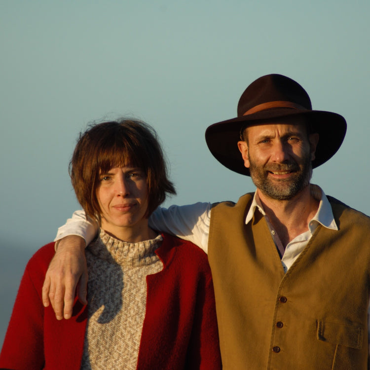 Die erfahrenen Hände von Francesco und Tommaso, den Bauern, die mit Leidenschaft unsere authentische MangiaMarc Premium Salsiccia-Soße zubereiten.