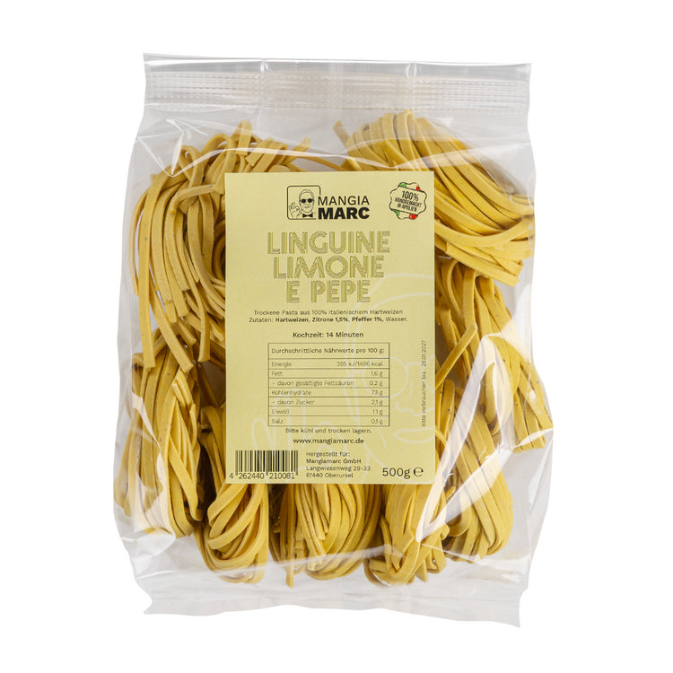 Eine 500g-Packung handgemachte Linguine Limone e Pepe, die durch die transparente Verpackung ihre feine, flache Form und die sichtbaren schwarzen Pfefferpartikel sowie den gelblichen Farbton der Zitrone erkennen lässt.