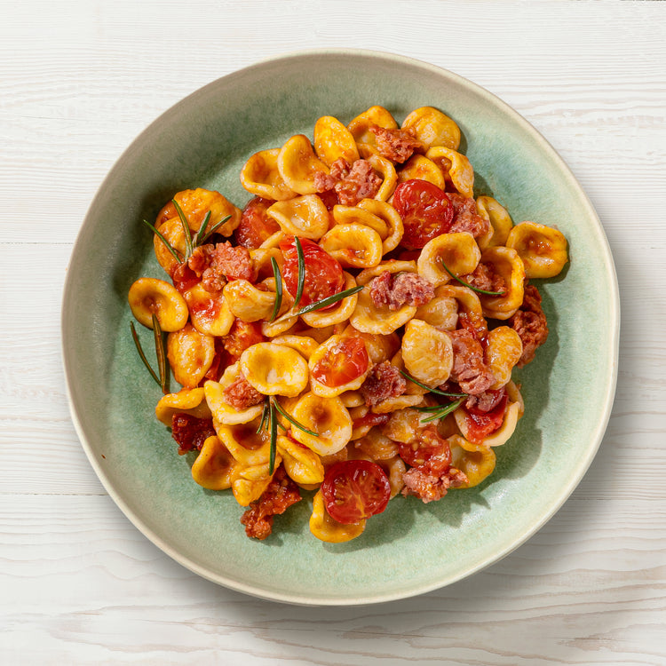Teller mit MangiaMarc Premium Salsiccia-Soße mit Rosmarin und Orecchiette, garniert mit frischem Rosmarin, ein traditionelles toskanisches Pasta-Gericht.