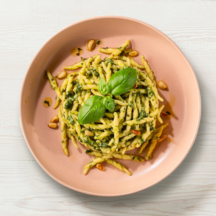 MangiaMarc Trofie, serviert mit Basilikum-Pesto, ein authentisches ligurisches Gericht mit frischen Zutaten.