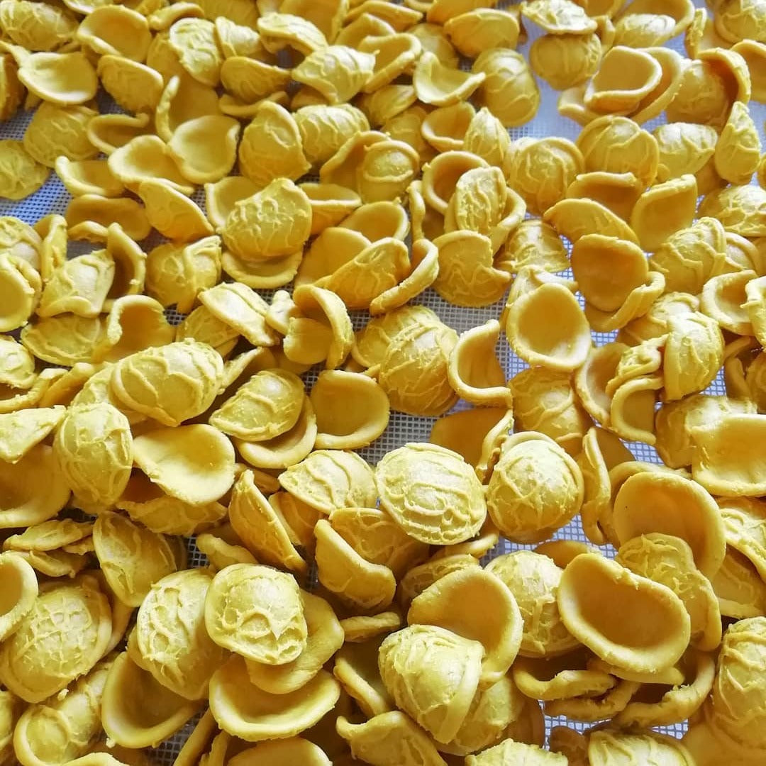 Die traditionelle Herstellung von MangiaMarc Orecchiette, von der Formgebung bis zur Trocknung, für ein authentisches italienisches Geschmackserlebnis aus Apulien.