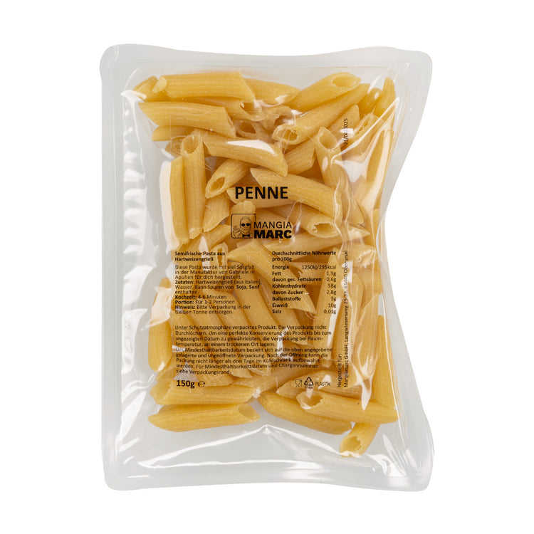 Semifrische Penne in Schutzatmosphäre verpackt – mehrere Monate ungekühlt haltbar, aus 100 % italienischem Hartweizengrieß, mit schräg geschnittener Röhrenform und gerillter Oberfläche für optimalen Saucenhalt.