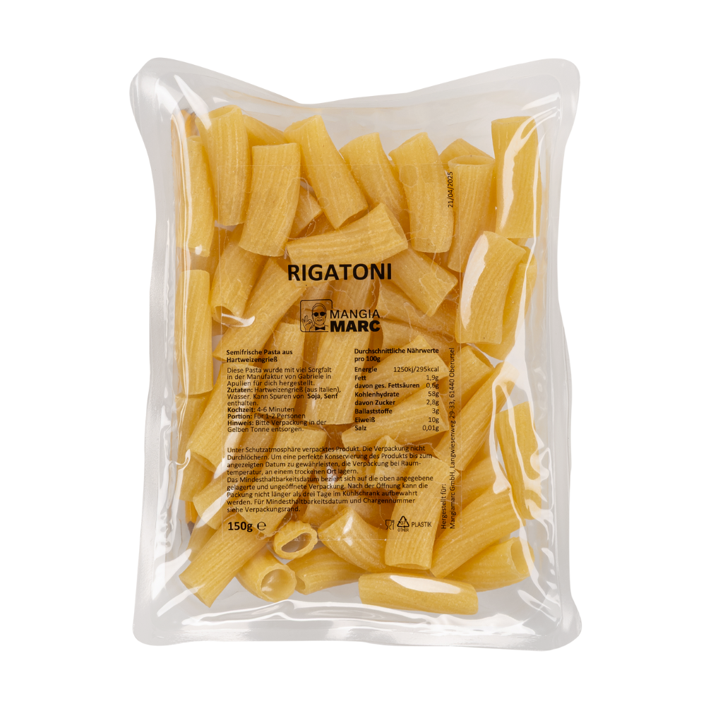 Semifrische Rigatoni in Schutzatmosphäre verpackt – mehrere Monate ungekühlt haltbar, aus 100 % italienischem Hartweizengrieß, mit großer Röhrenform und gerillter Oberfläche für optimalen Saucenhalt.