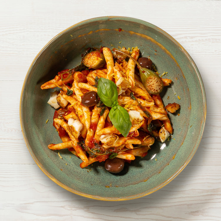 Köstliches Pasta-Gericht mit aromatischer Fischsoße, pikanten Kapern und saftigen Oliven, ein mediterraner Genuss von MangiaMarc.