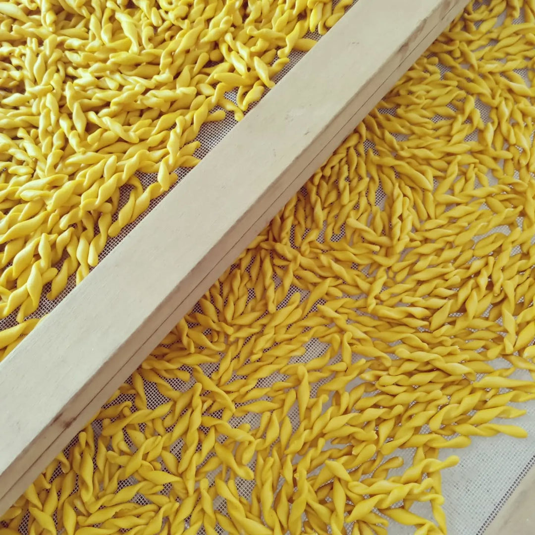 Die traditionelle Herstellung unserer MangiaMarc Strozzapreti Pasta, von der sorgfältigen Auswahl des Hartweizens bis zur Verpackung unter Schutzatmosphäre, für ein authentisches italienisches Geschmackserlebnis.