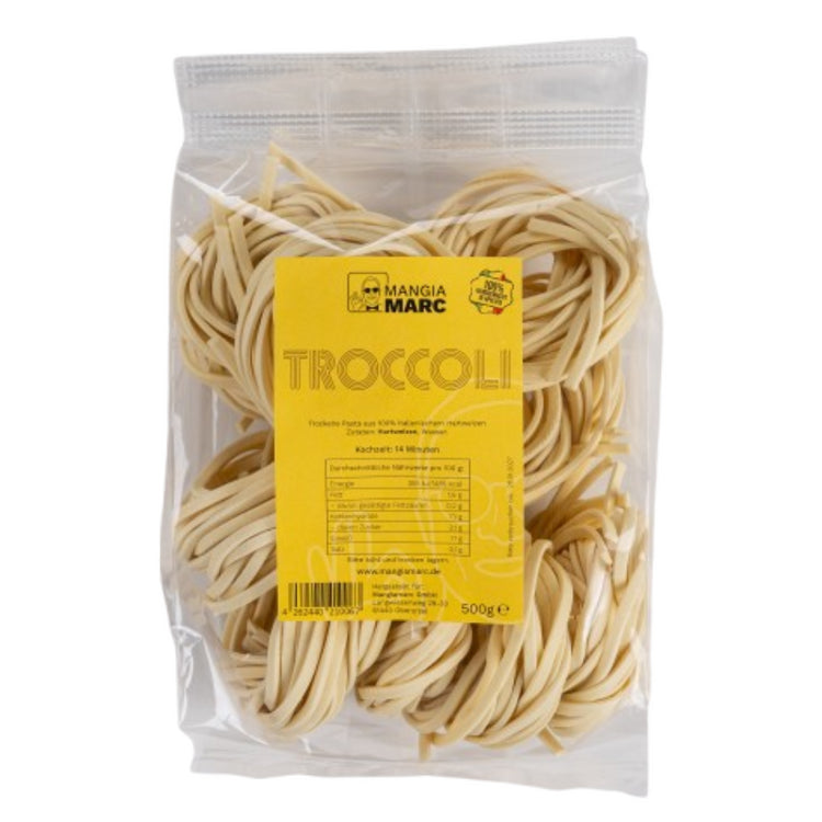 Eine 500g Packung handgemachter Troccoli, deren raue, dicke Nudeln durch die transparente Verpackung sichtbar sind.