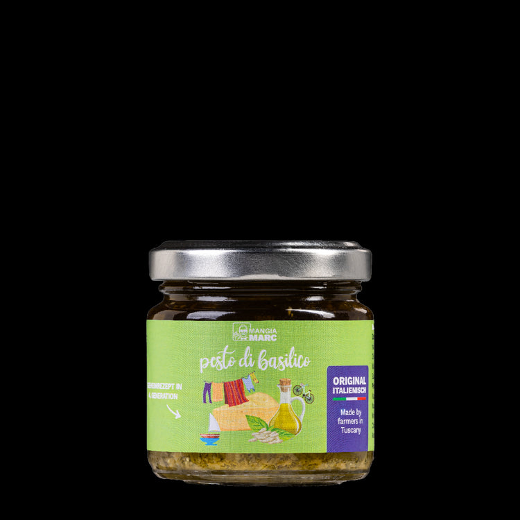 Ein Glas MangiaMarc Original Basilikum-Pesto mit frischem Basilikum und Olivenöl, das die reiche grüne Farbe und die cremige Textur zeigt.