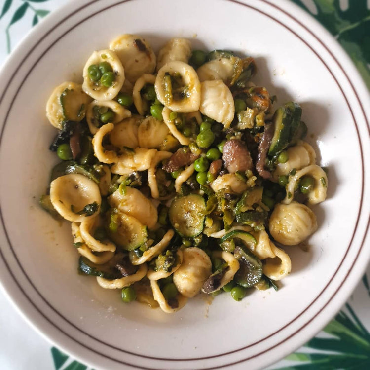 MangiaMarc Pasta mit frischer Zucchini, süßen Erbsen und aromatischen Pilzen, ein leichtes und saisonales italienisches Gericht.