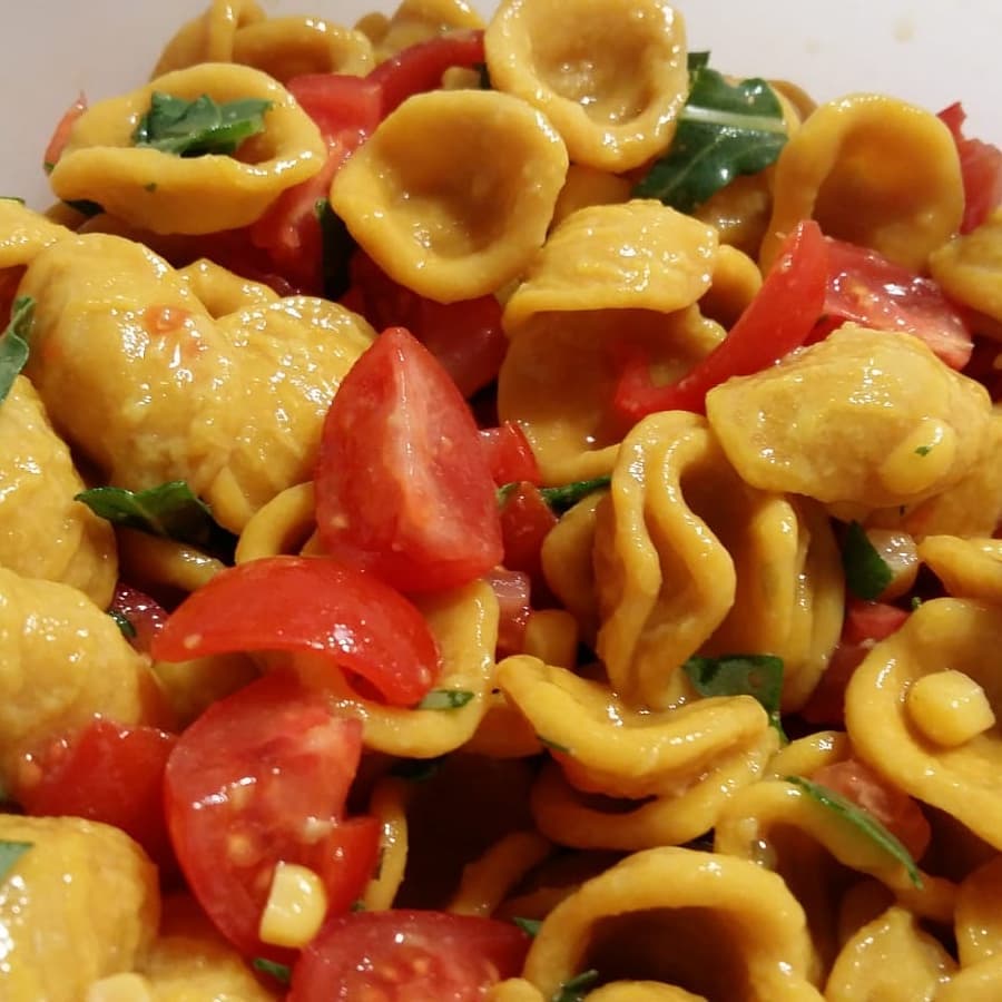 MangiaMarc Pasta mit sonnengereiften Cherry-Tomaten und duftendem Basilikum, ein einfaches, frisches und authentisches italienisches Gericht.