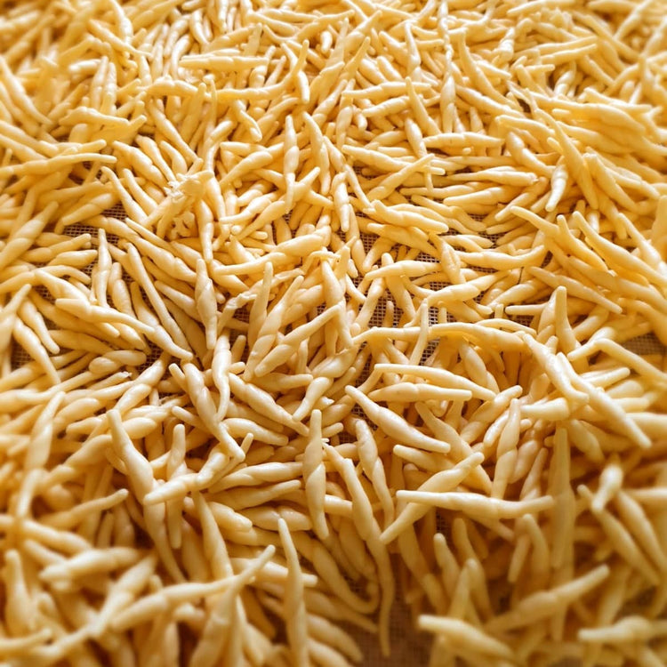 Die traditionelle Herstellung unserer MangiaMarc Trofie Pasta, von der sorgfältigen Formgebung bis zur Verpackung unter Schutzatmosphäre, für ein authentisches italienisches Geschmackserlebnis.