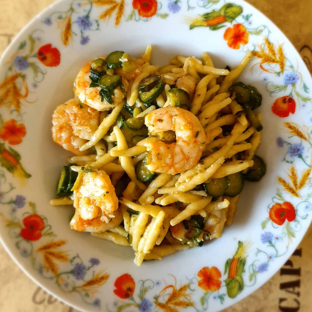 MangiaMarc Pasta mit saftigen Scampi und frischer Zucchini, ein leichtes und aromatisches Gericht der italienischen Küche.
