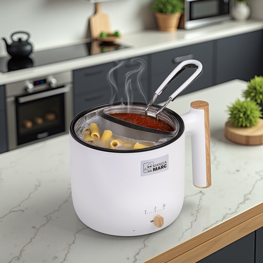 Mangia Marc Pasta Pot auf Küchentheke: Rigatoni kochen im Sieb, Tomatensauce in Sauciere, dampfend