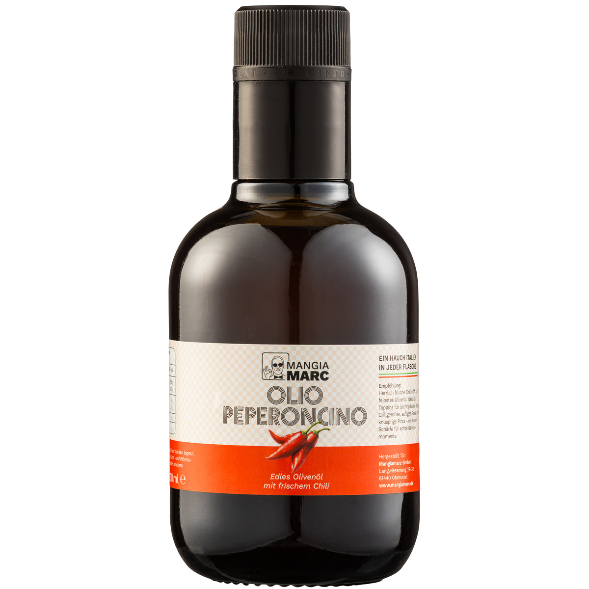 Dunkle Glasflasche mit schwarzem Schraubverschluss der Marke „Mangia Marc" auf weißem Hintergrund. Weißes Etikett mit orangefarbenem Streifen und Chili-Illustration, Aufschrift: „Olio Peperoncino – Edles Olivenöl mit frischem Chili."