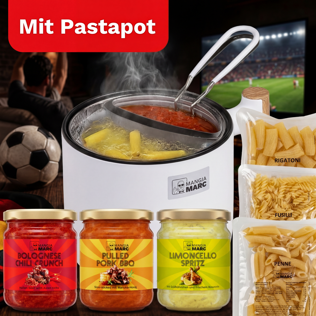 Im Vordergrund ist der Pastapot mit mit drei unterschiedlichen Gläsern für Bolognese Chili Crunch, Pulled Pork BBQ und LimonCello Spritz zu sehen. Auch Rigatoni, Fusilli und Penne sind im Vordergrund zu sehen. Im Hintergrund sind Personen zu sehen, die sich ein Fußballspiel auf dem Fernseher anschauen. Auch ist eine riesige Schrift mit roten Grund mit der Aufschrift: Mit Pastapot. 